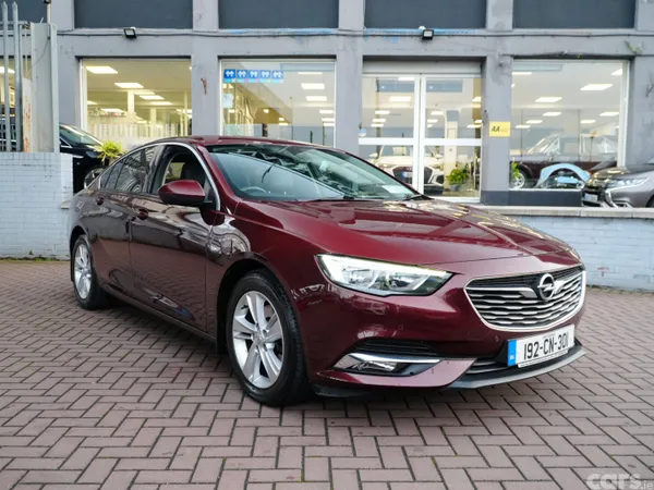 Opel Insignia Hatchback, Diesel, 2019, Red