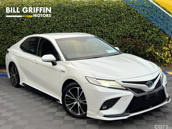 Toyota Camry Saloon, Petrol Hybrid, 2019, White