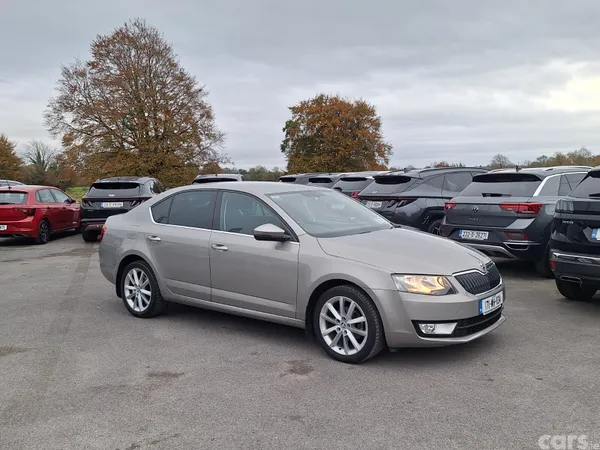 Skoda Octavia Saloon, Diesel, 2017, Yellow