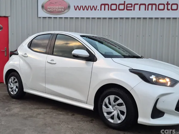Toyota Yaris Hatchback, Petrol Hybrid, 2021, White