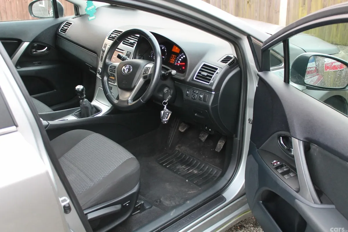 Toyota Avensis Saloon, Diesel, 2014, Grey