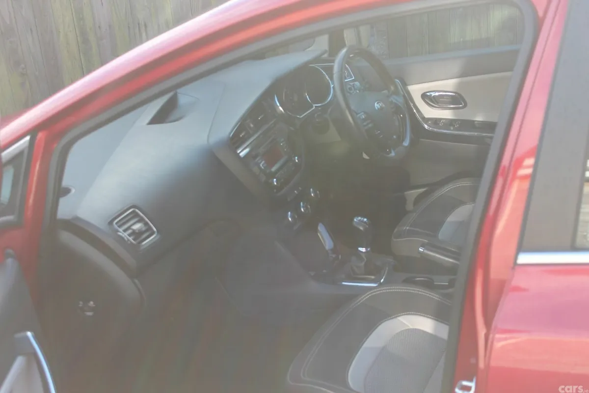 Kia Ceed Hatchback, Diesel, 2015, Red