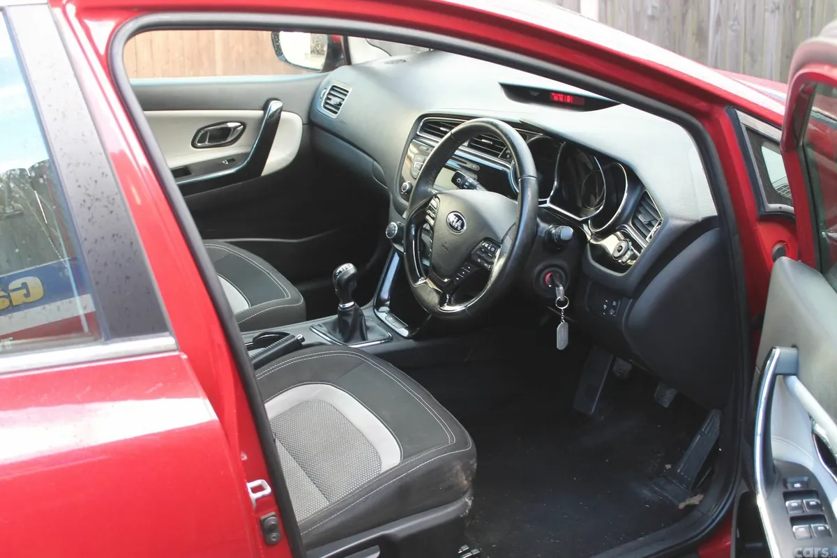 Kia Ceed Hatchback, Diesel, 2015, Red