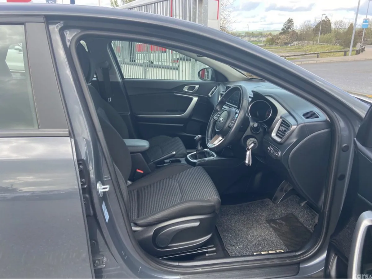 Kia Ceed Hatchback, Petrol, 2020, Grey