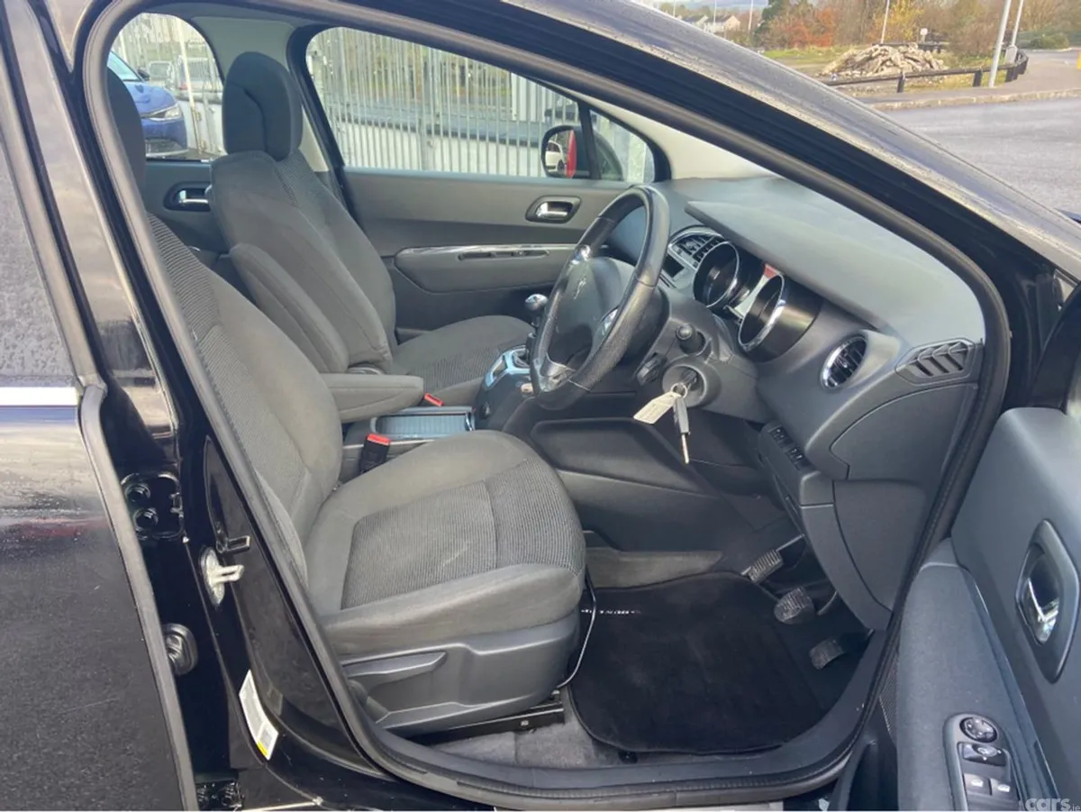 Peugeot 5008 MPV, Diesel, 2016, Black