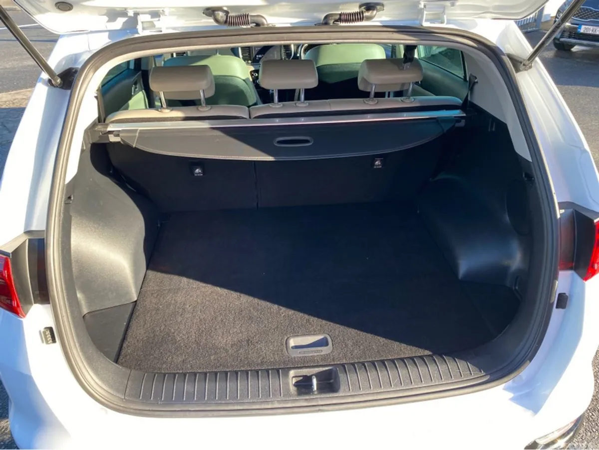 Kia Sportage MPV, Diesel Hybrid, 2021, White