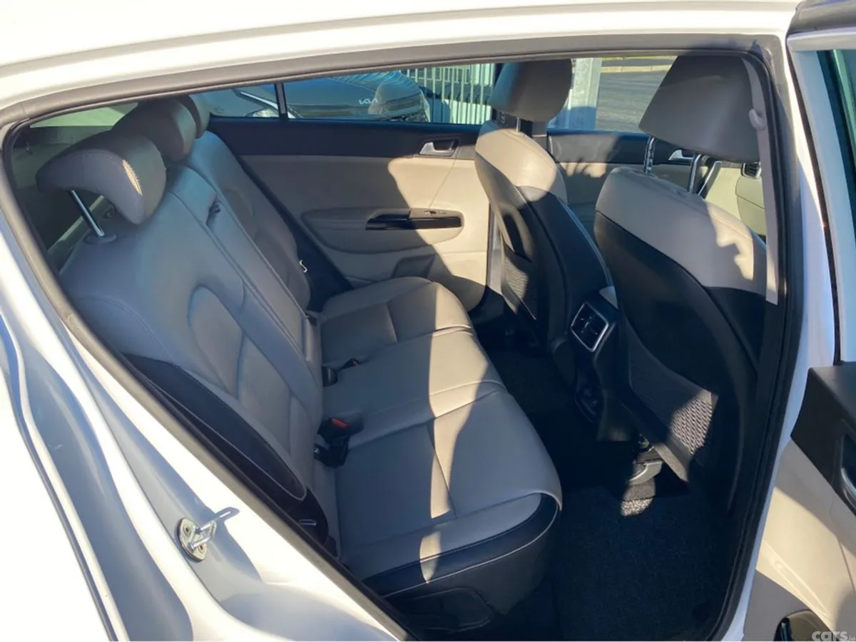 Kia Sportage MPV, Diesel Hybrid, 2021, White