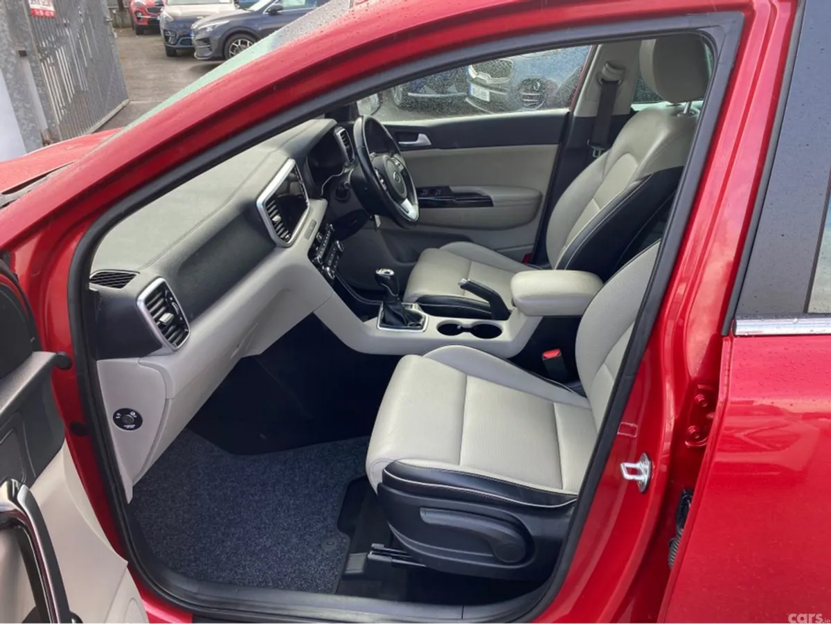 Kia Sportage MPV, Diesel, 2021, Red