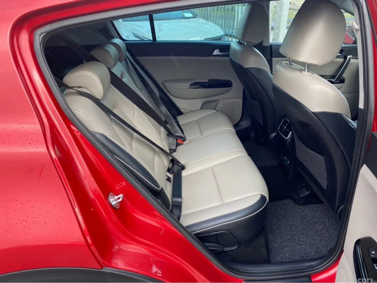 Kia Sportage MPV, Diesel, 2021, Red