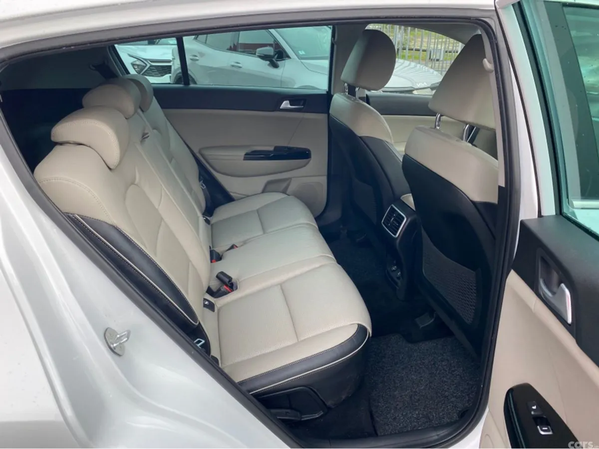 Kia Sportage MPV, Diesel, 2021, White