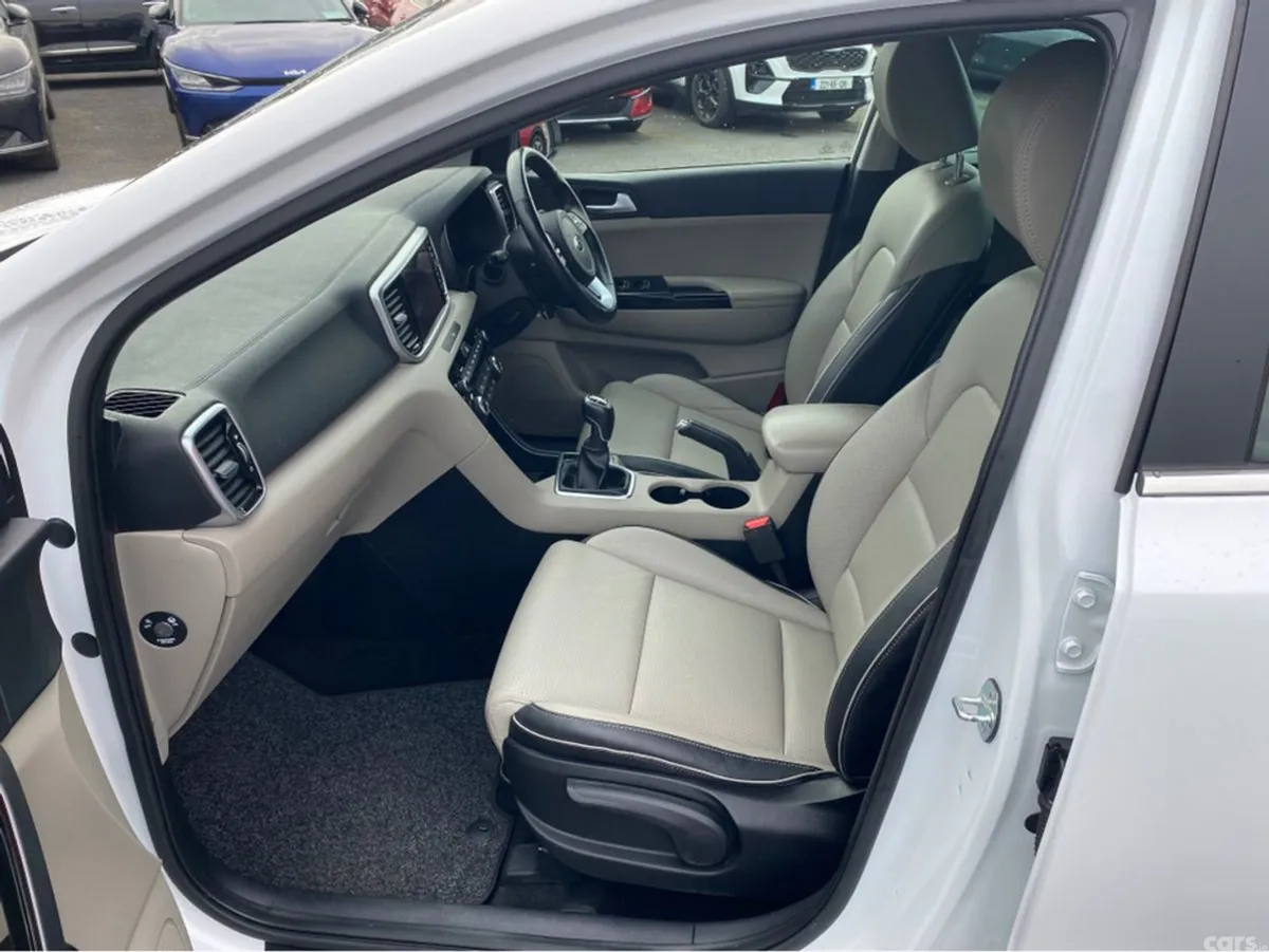 Kia Sportage MPV, Diesel, 2021, White