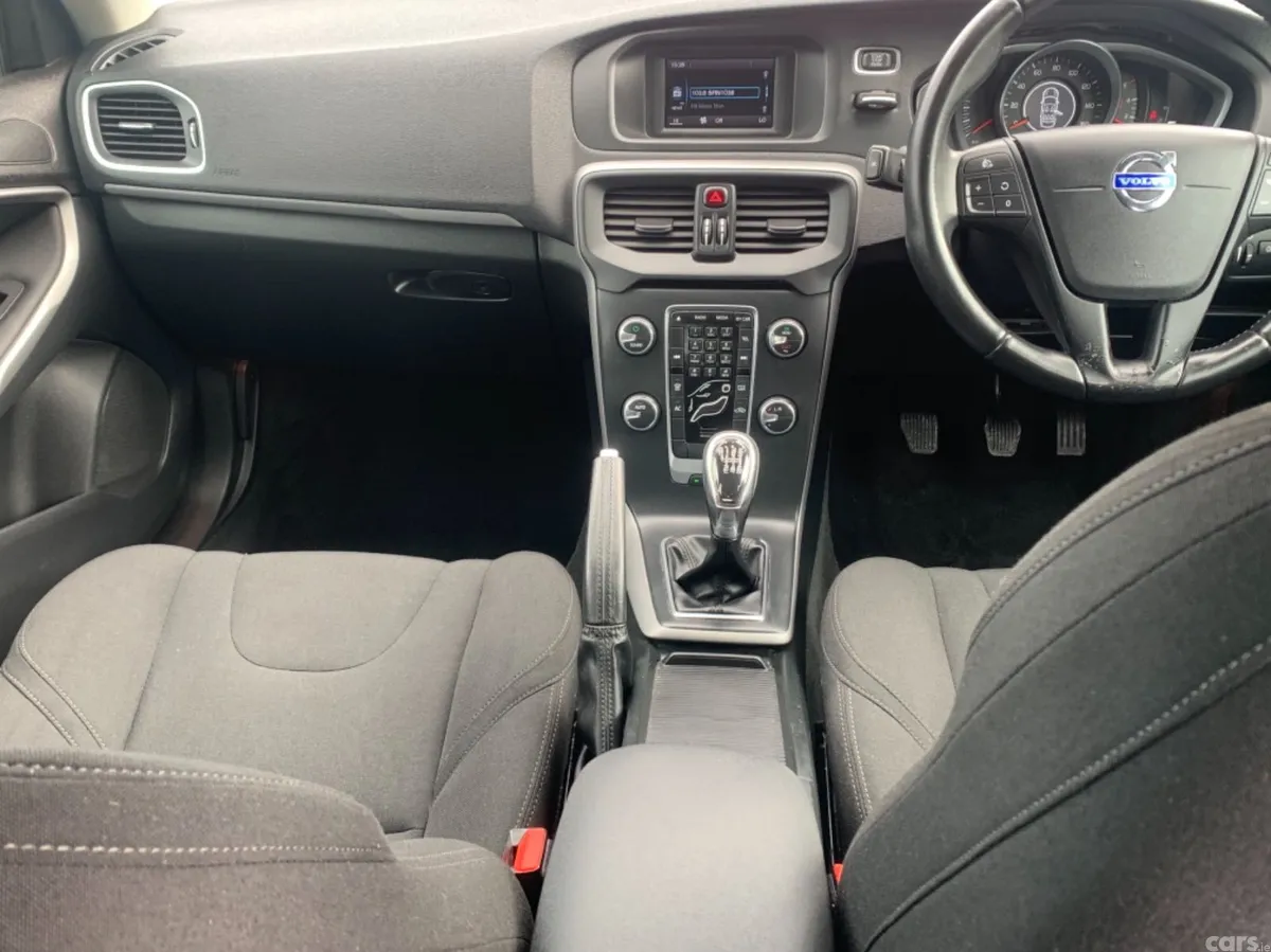 Volvo V40 Hatchback, Diesel, 2014, Red