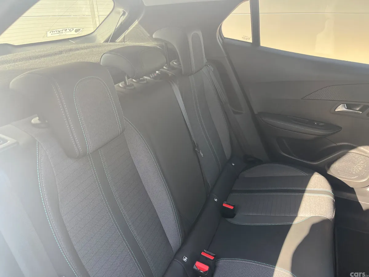 Peugeot 2008 MPV, Petrol, 2022, White