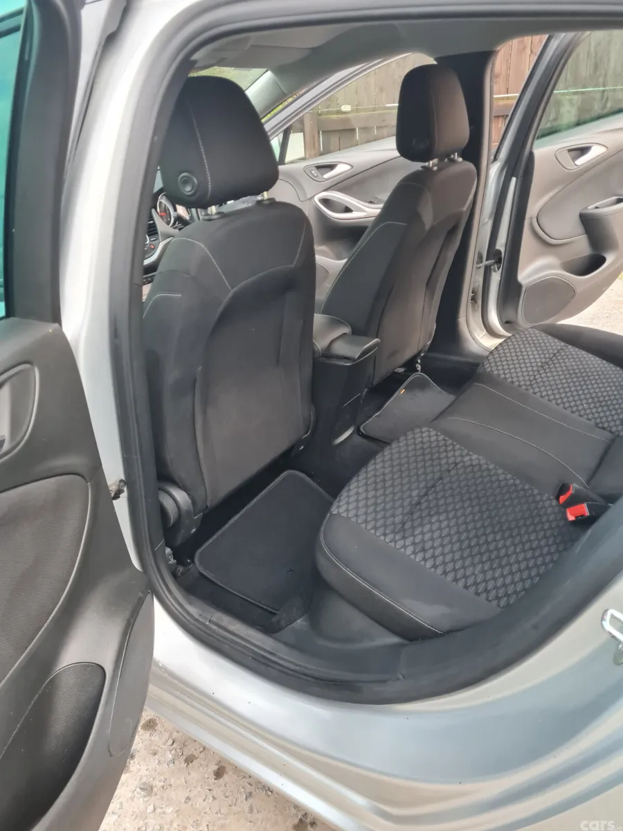 Vauxhall Astra Hatchback, Diesel, 2019, Silver