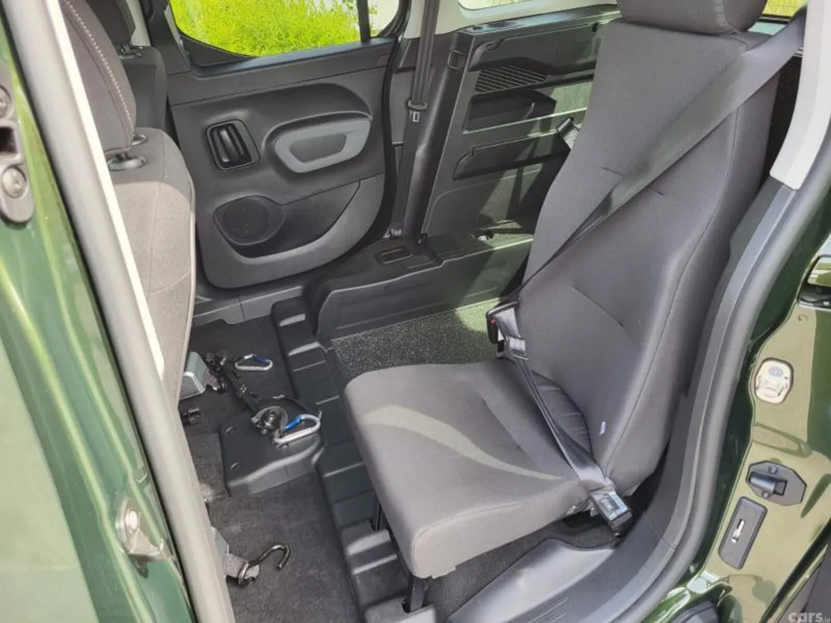 Peugeot Rifter MPV, Diesel, 2025, Green