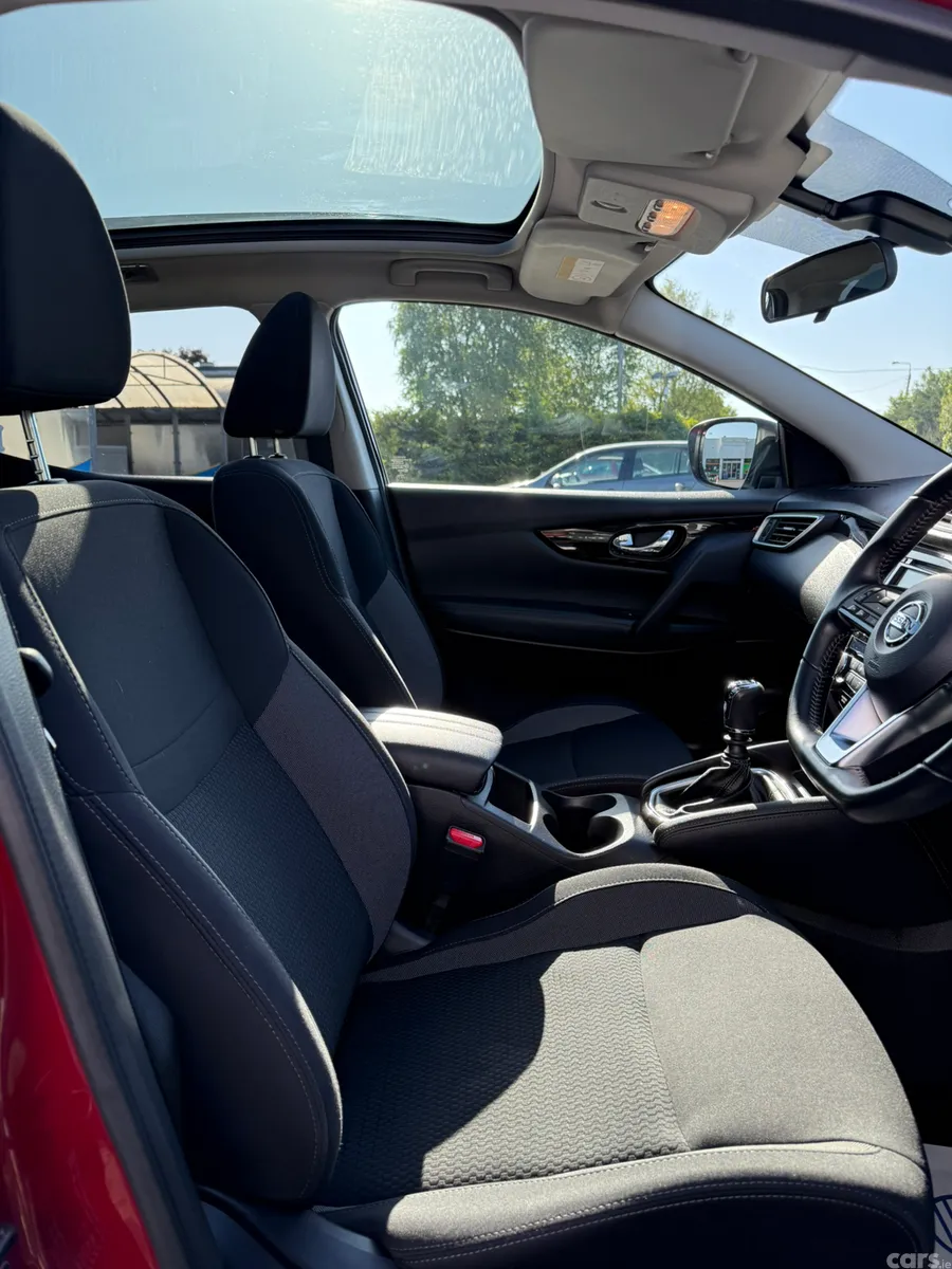 Nissan Qashqai MPV, Petrol, 2020, Red
