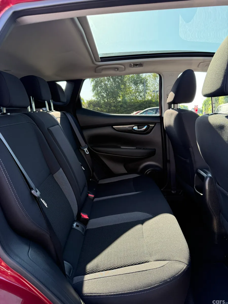 Nissan Qashqai MPV, Petrol, 2020, Red