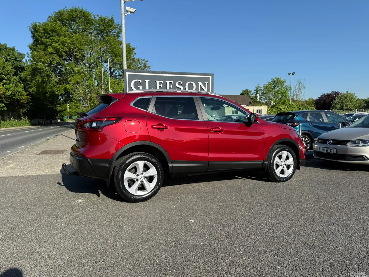 Nissan Qashqai MPV, Petrol, 2020, Red