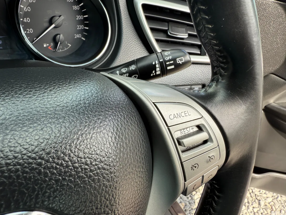 Nissan Qashqai Hatchback, Diesel, 2015, Black