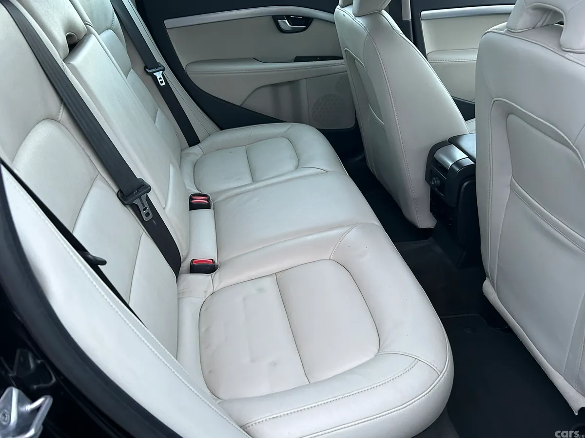 Volvo V70 Estate/Jeep, Diesel, 2016, Black