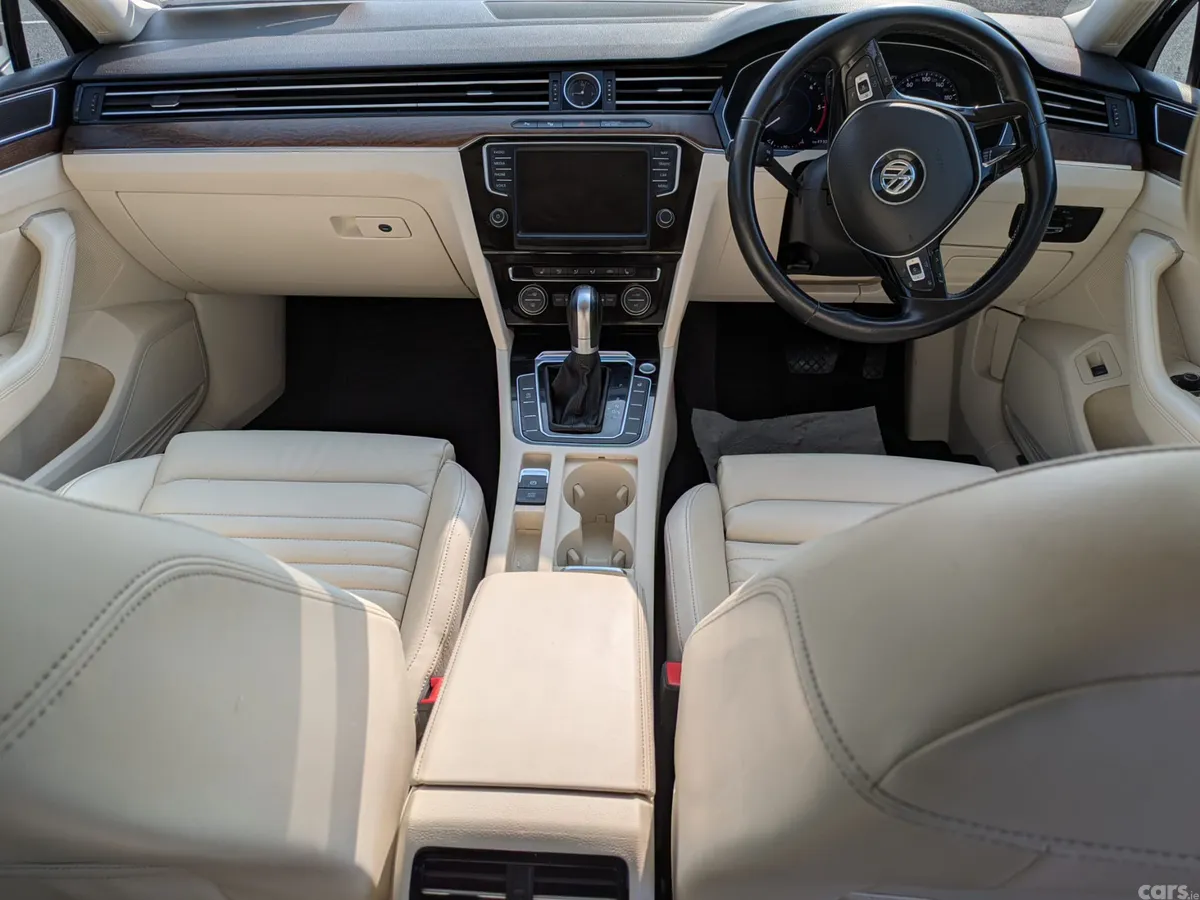 Volkswagen Passat Saloon, Diesel, 2016, Red