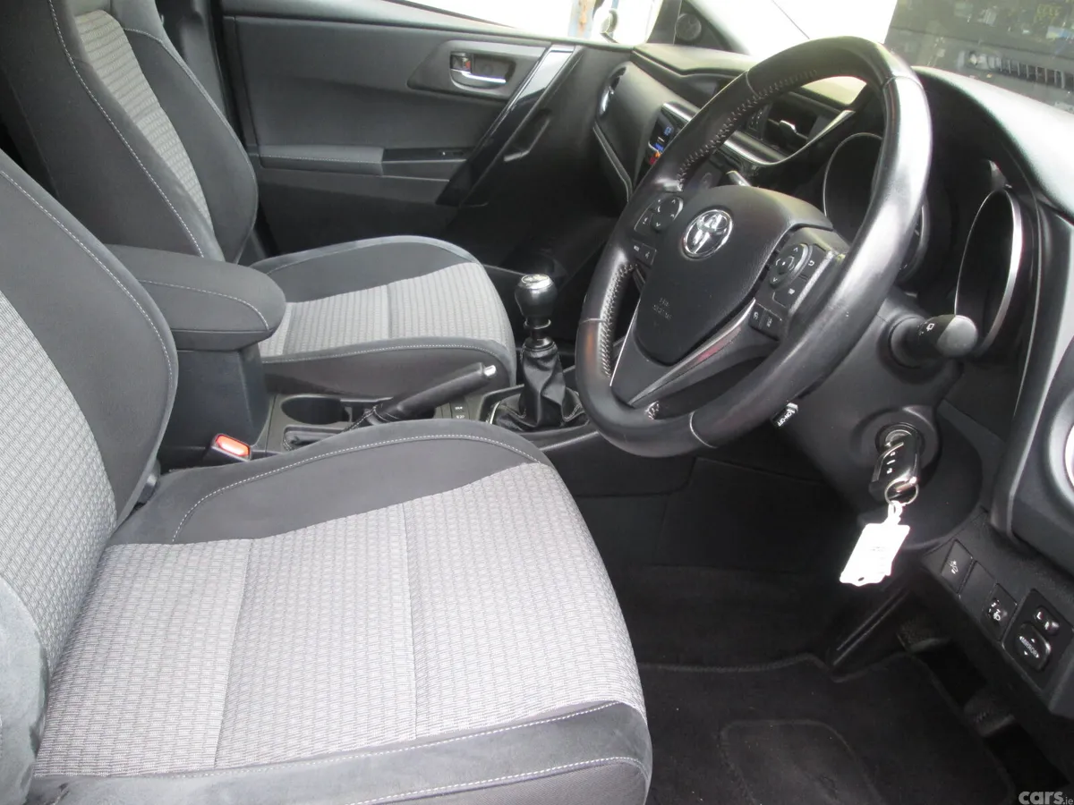 Toyota Auris Hatchback, Diesel, 2018, Red
