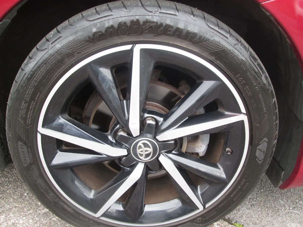 Toyota Auris Hatchback, Diesel, 2018, Red