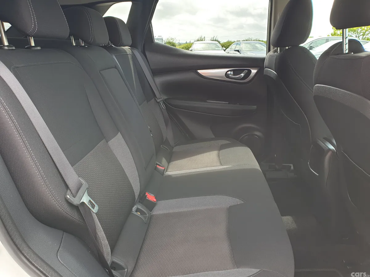 Nissan Qashqai Hatchback, Diesel, 2019, White
