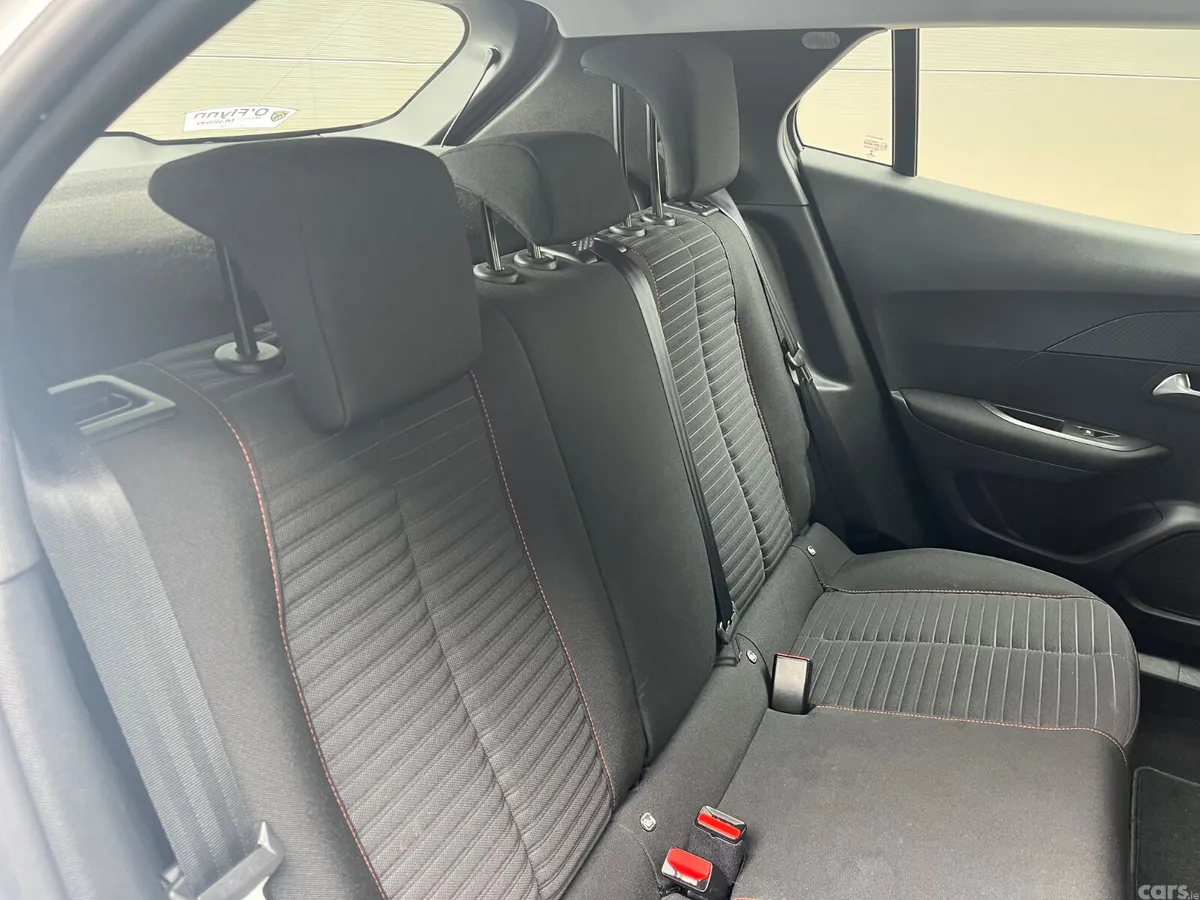 Peugeot 2008 MPV, Petrol, 2022, White