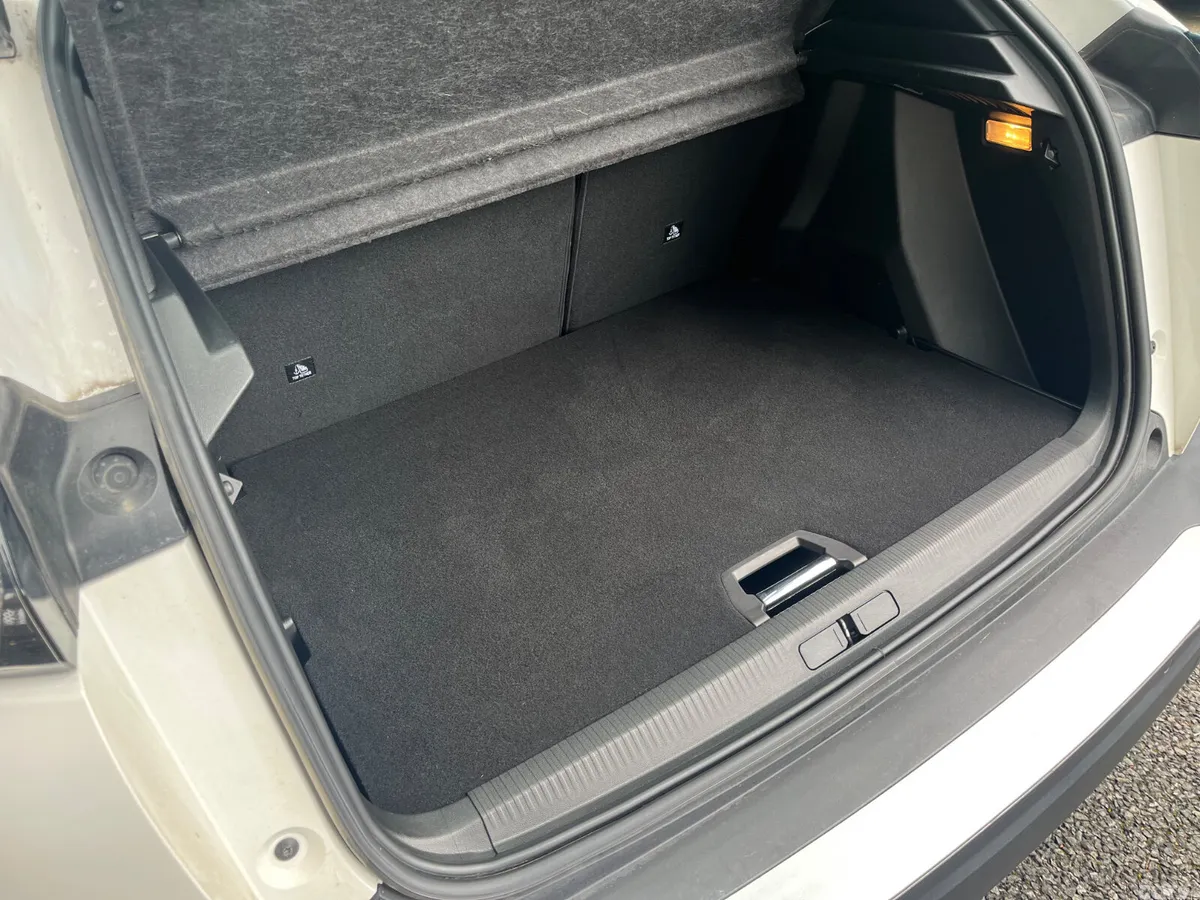 Peugeot 2008 MPV, Petrol, 2022, White