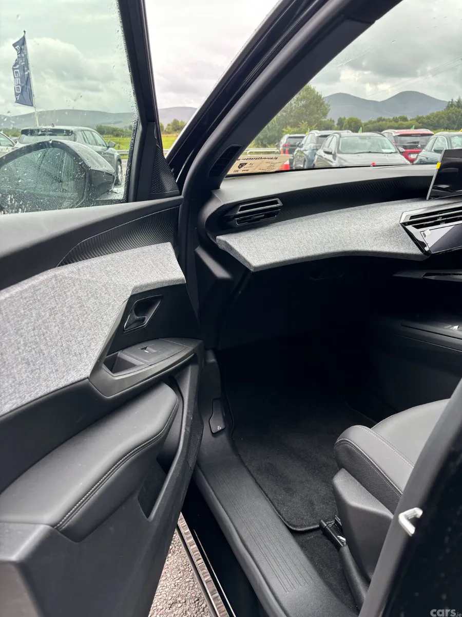 Peugeot 5008 MPV, Petrol, 2025, Black