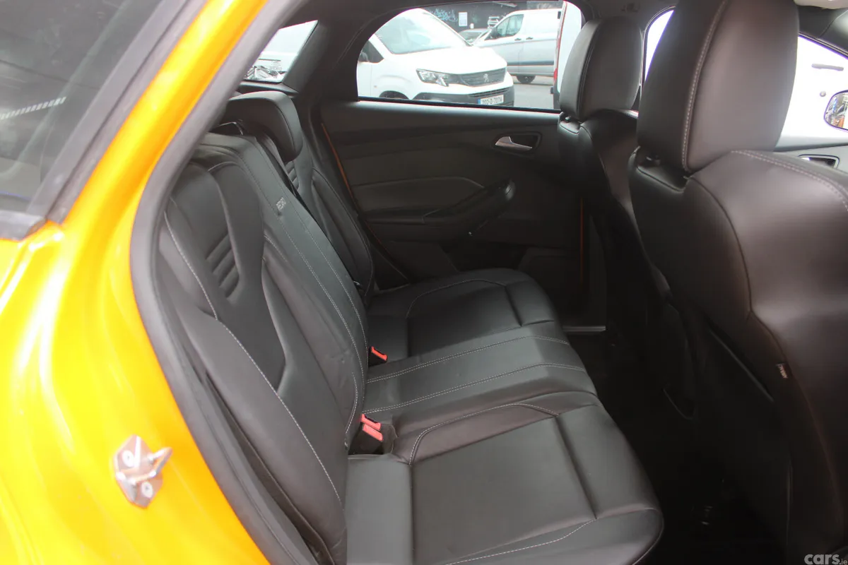 Ford Focus Hatchback, Petrol, 2017, Yellow