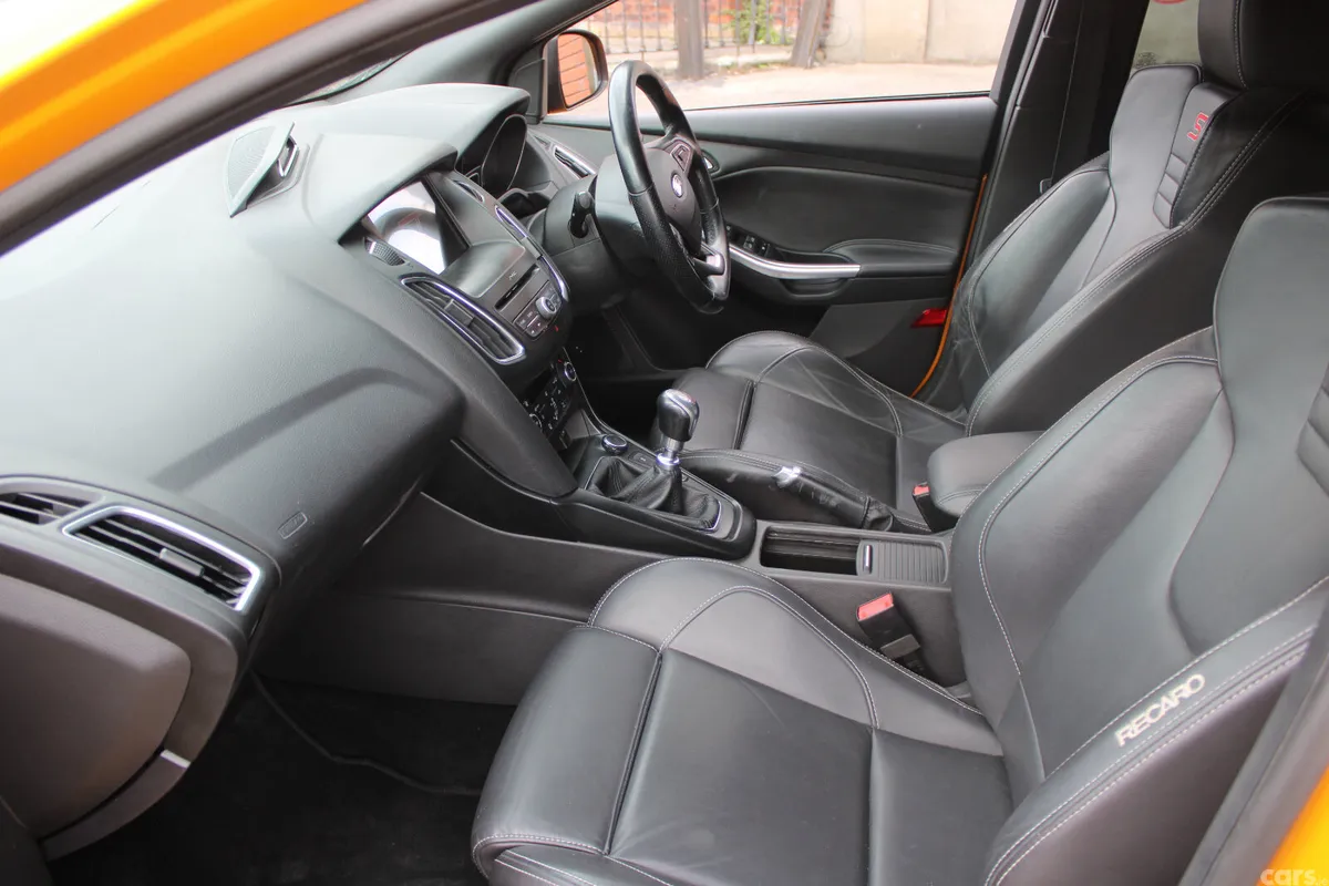 Ford Focus Hatchback, Petrol, 2017, Yellow