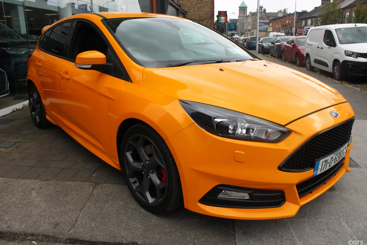 Ford Focus Hatchback, Petrol, 2017, Yellow