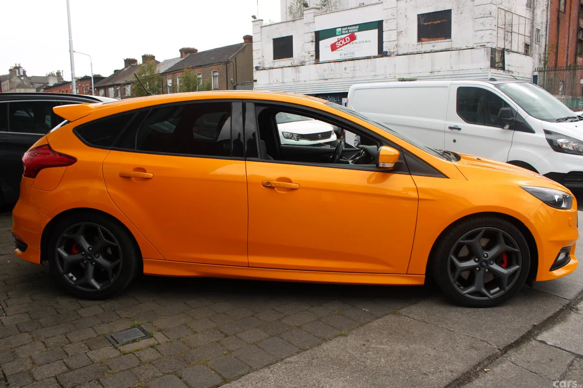 Ford Focus Hatchback, Petrol, 2017, Yellow