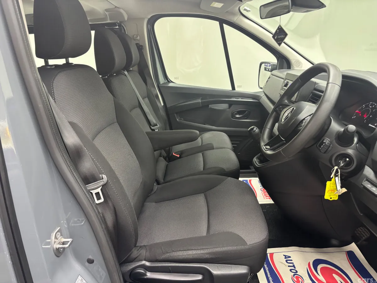 Renault Trafic Minibus, Diesel, 2023, Grey