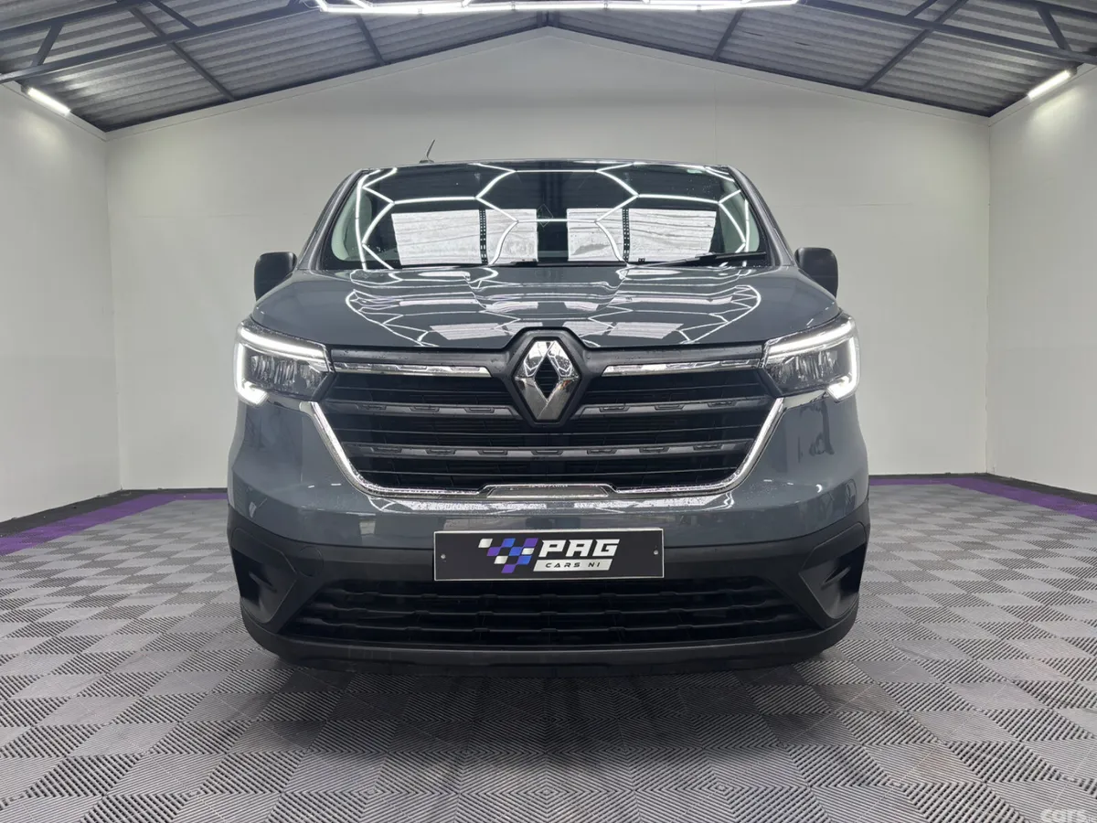 Renault Trafic Minibus, Diesel, 2023, Grey
