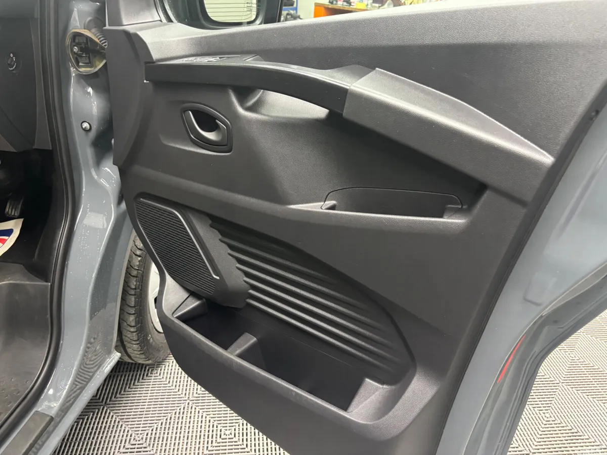 Renault Trafic Minibus, Diesel, 2023, Grey