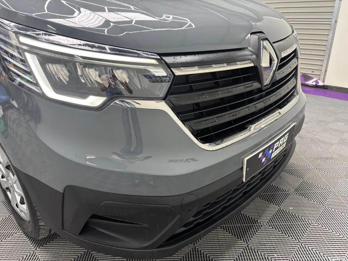 Renault Trafic Minibus, Diesel, 2023, Grey
