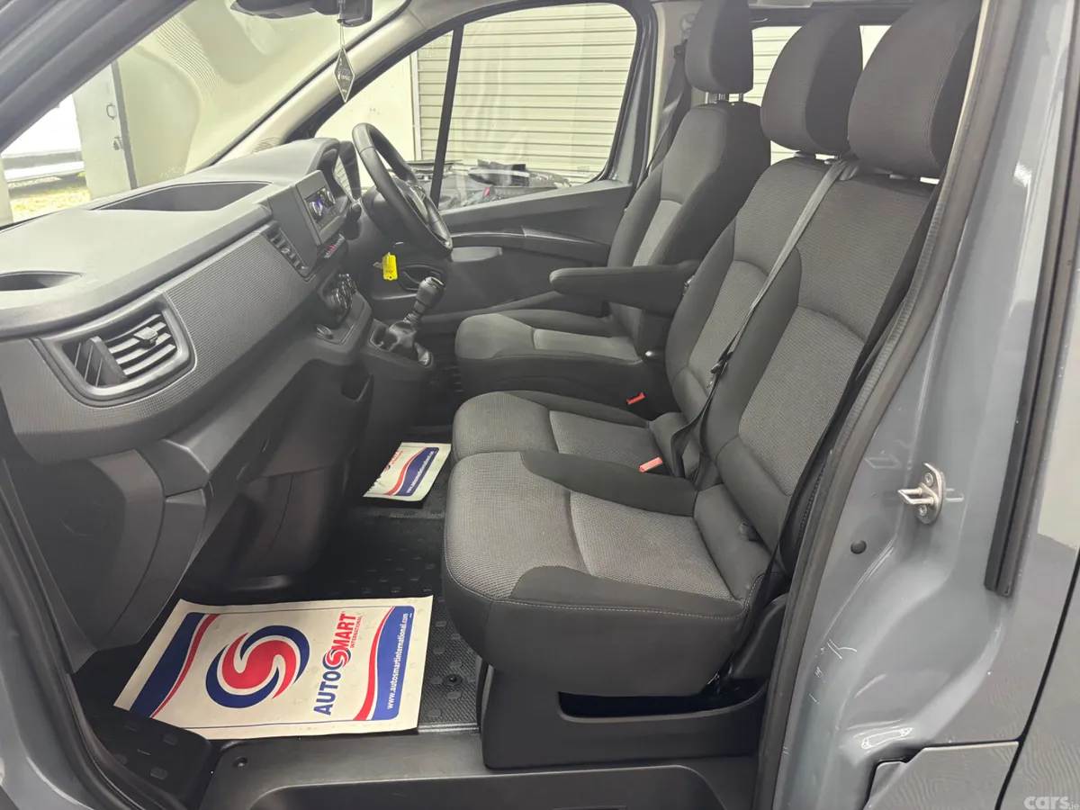 Renault Trafic Minibus, Diesel, 2023, Grey