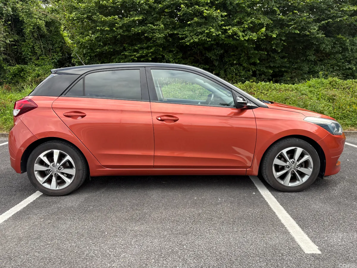 Hyundai i20 Hatchback, Petrol, 2017, Orange