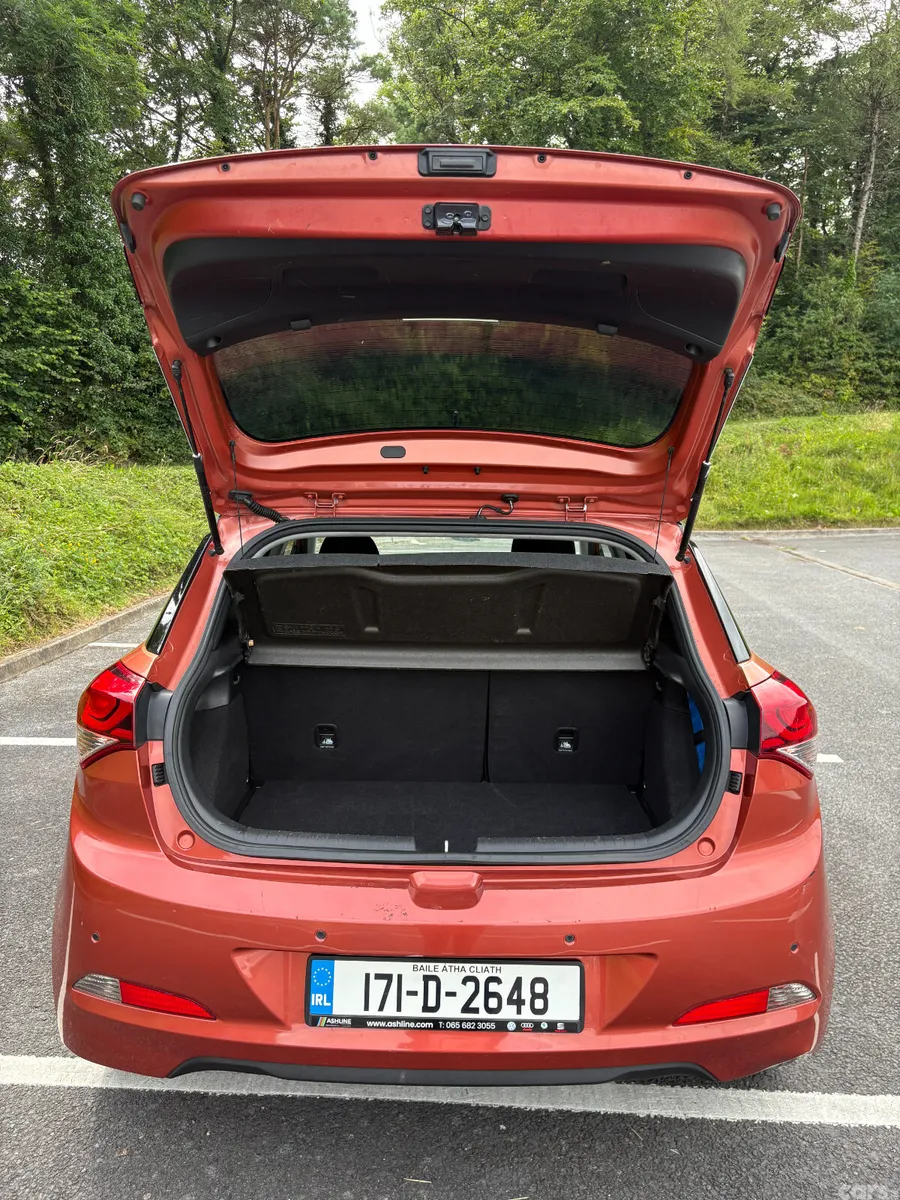 Hyundai i20 Hatchback, Petrol, 2017, Orange