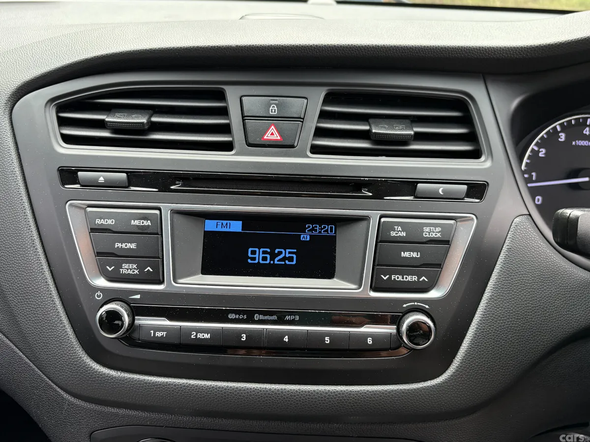Hyundai i20 Hatchback, Petrol, 2017, Orange