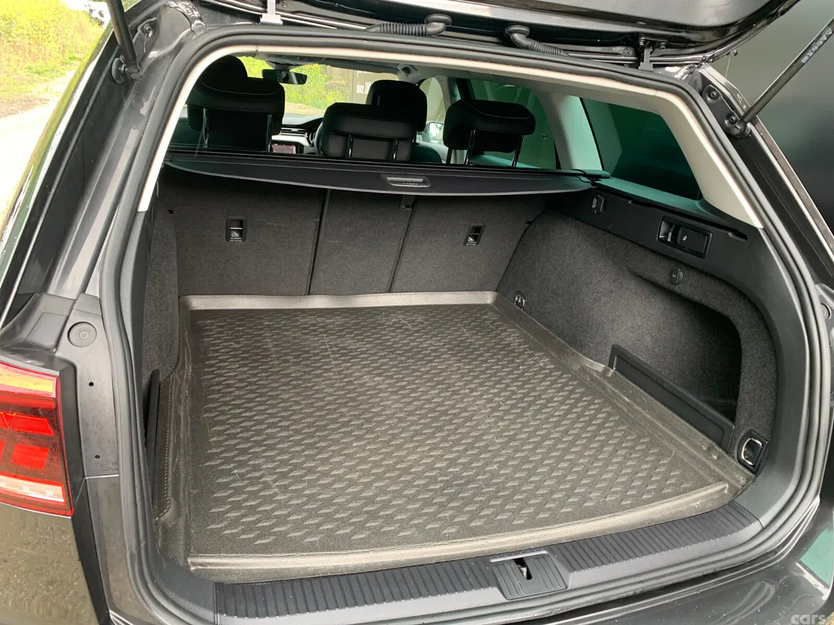 Volkswagen Passat Estate, Diesel, 2021, Grey