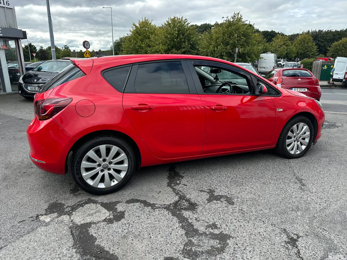 Vauxhall Astra Hatchback, Diesel, 2015, Red