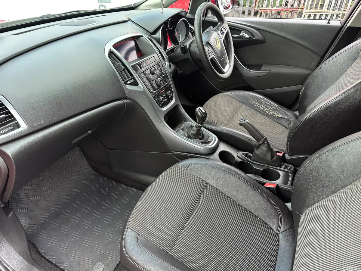 Vauxhall Astra Hatchback, Diesel, 2015, Red