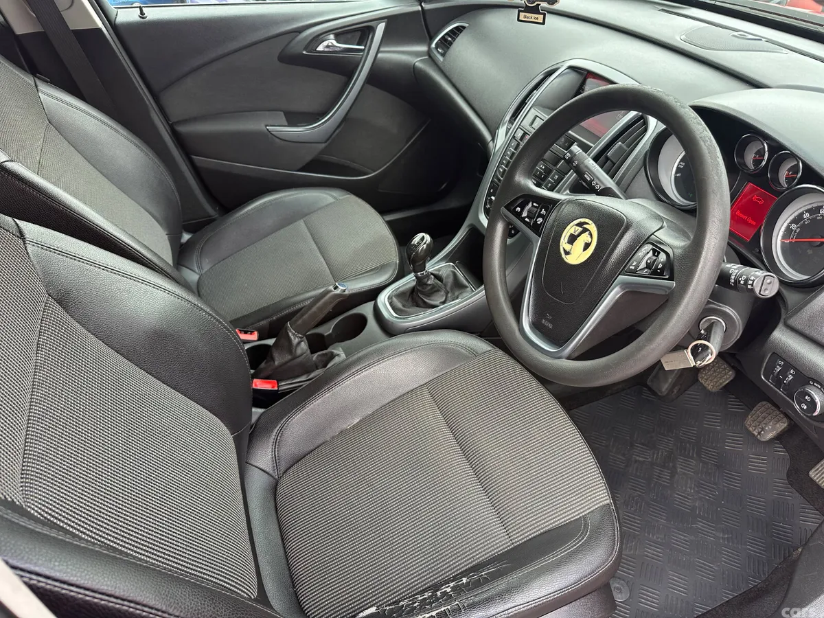 Vauxhall Astra Hatchback, Diesel, 2015, Red