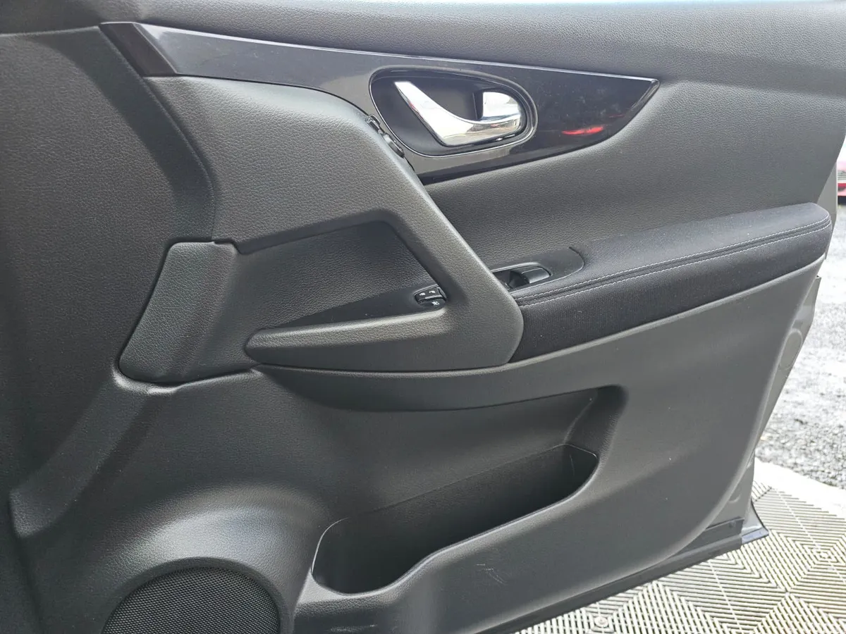 Nissan Qashqai SUV, Diesel, 2017, Grey