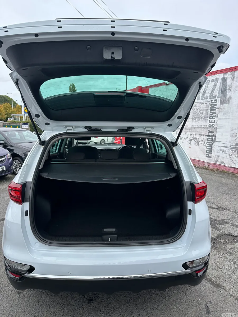 Kia Sportage SUV, Diesel Hybrid, 2021, White