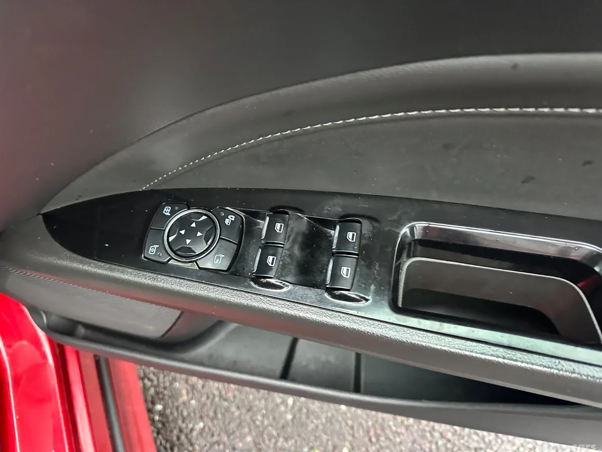 Ford Mondeo Hatchback, Diesel, 2015, Red